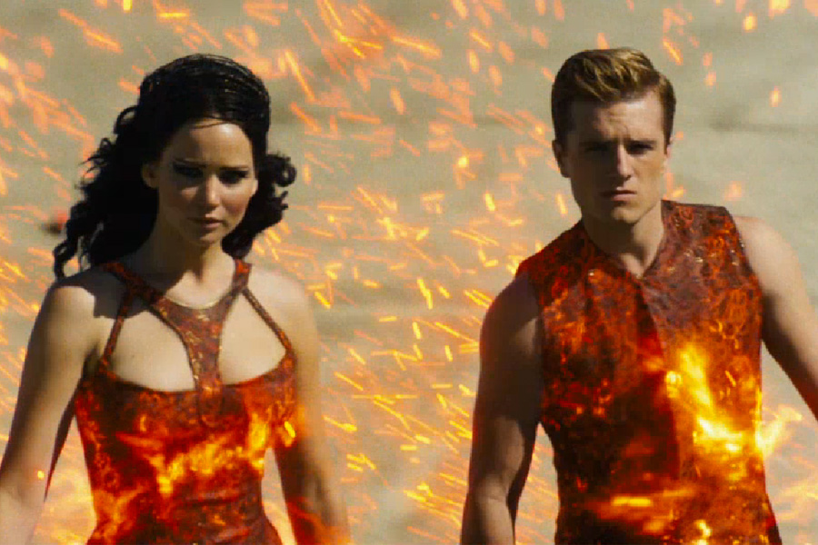 Katniss e Peeta sfilano nella cerimonia di inaugurazione dei 75° Hunger Games