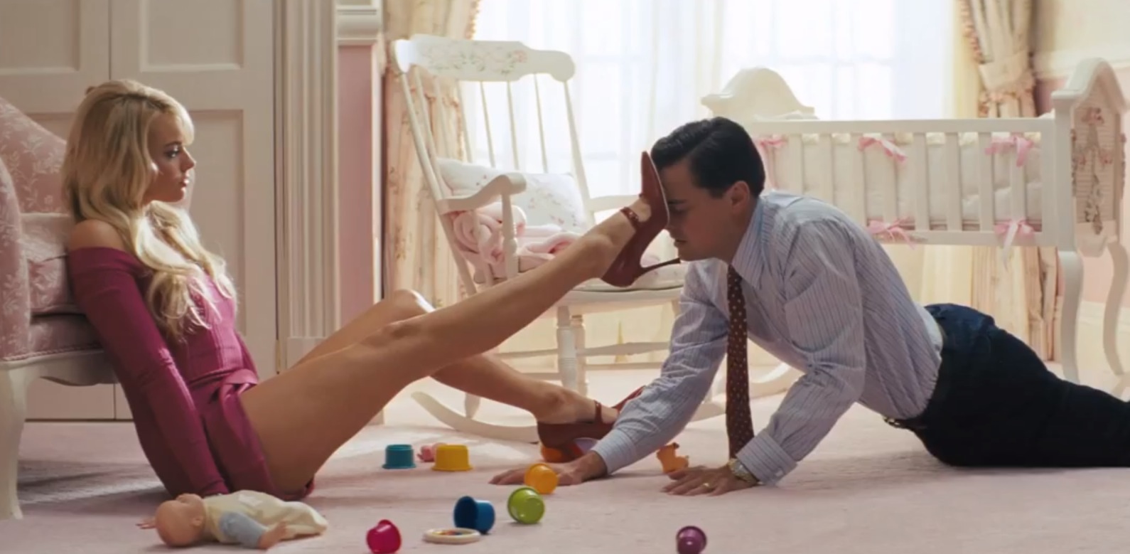Un sensuale gioco di seduzione tra Belfort (DiCaprio) e la seconda moglie Naomi (Margot Robbie).