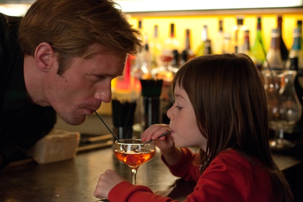 Maisie (Onata Aprile) fa compagnia a Lincoln (Alexander Skarsgård) nel bar in cui lavora.