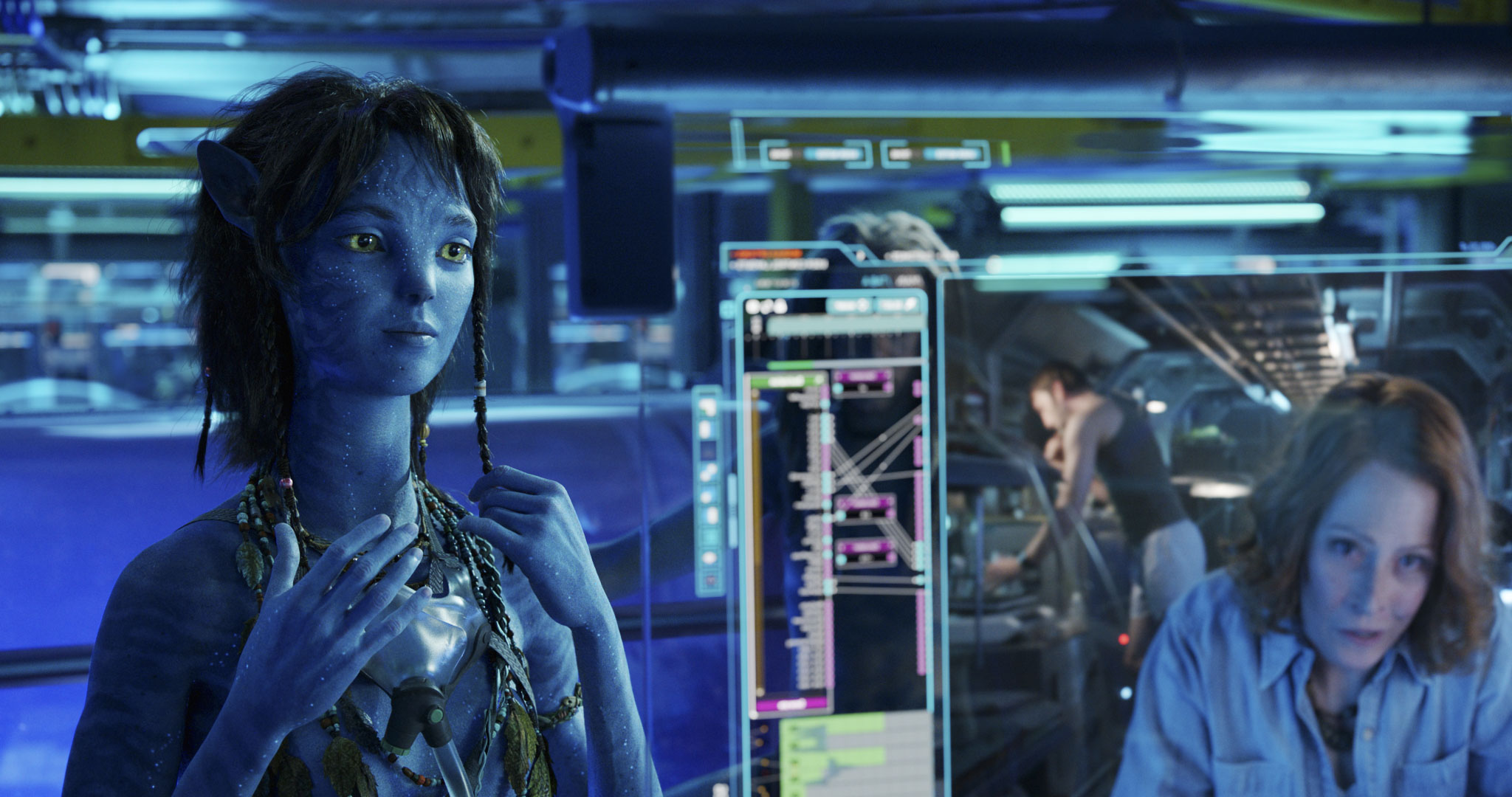 (L-R): Kiri and Sigourney Weaver as Dr. Grace Augustine in 20th Century Studios' AVATAR: THE WAY OF WATER. Photo courtesy of 20th Century Studios. © 2022 20th Century Studios. All Rights Reserved.