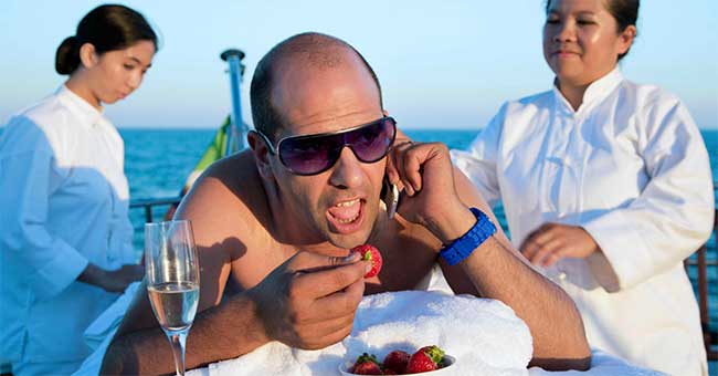 Checco Zalone e in confort della vacanza in yacht