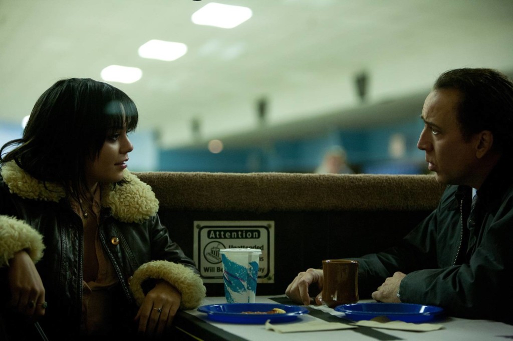 Vanessa Hudgens e Nicholas Cage in Il cacciatore di donne 